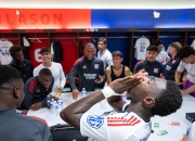 LOL决赛-包含里昂在法甲比赛中实现胜利，展现出色实力的词条