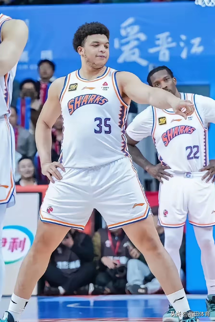 上海男篮沉着应战,战胜对手 上海男篮沉着应战,战胜对手