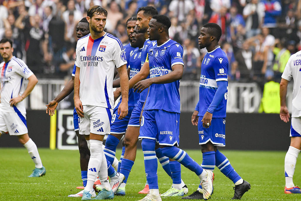 里昂不敌对手,遭遇联赛危机 里昂不敌对手,遭遇联赛危机