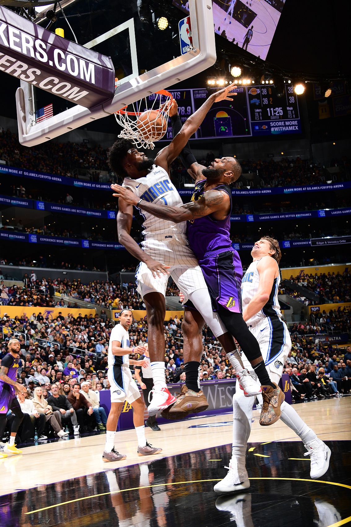 湖人轻取76人,布克点燃赛场 湖人轻取76人,布克点燃赛场